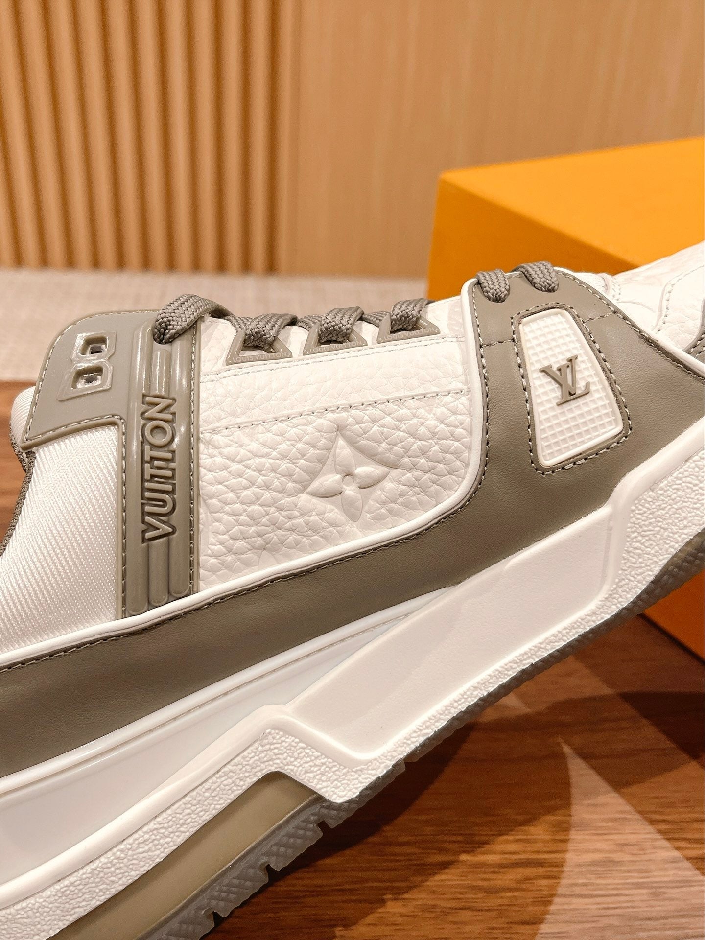 Couple's ðð¿ð®ð¶ð»ð²ð¿ series latest sports shoes