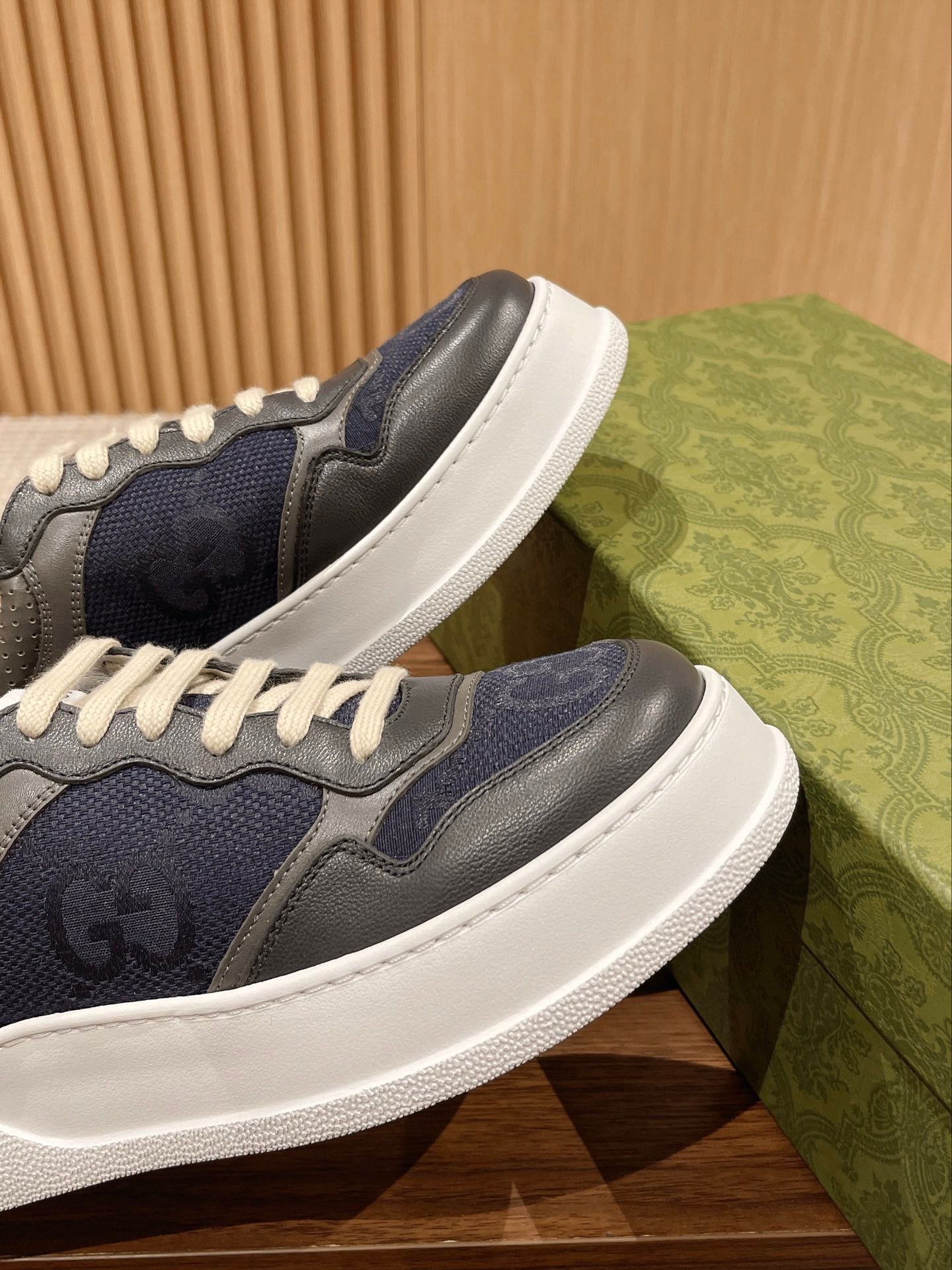 Couple's 𝐂𝐡𝐮𝐧𝐤𝐲 latest biscuit shoes