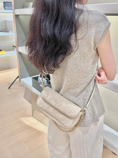 Louis* New wallet on chain bag