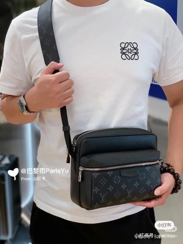 louis Outdoor Messenge