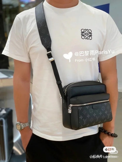 louis Outdoor Messenge