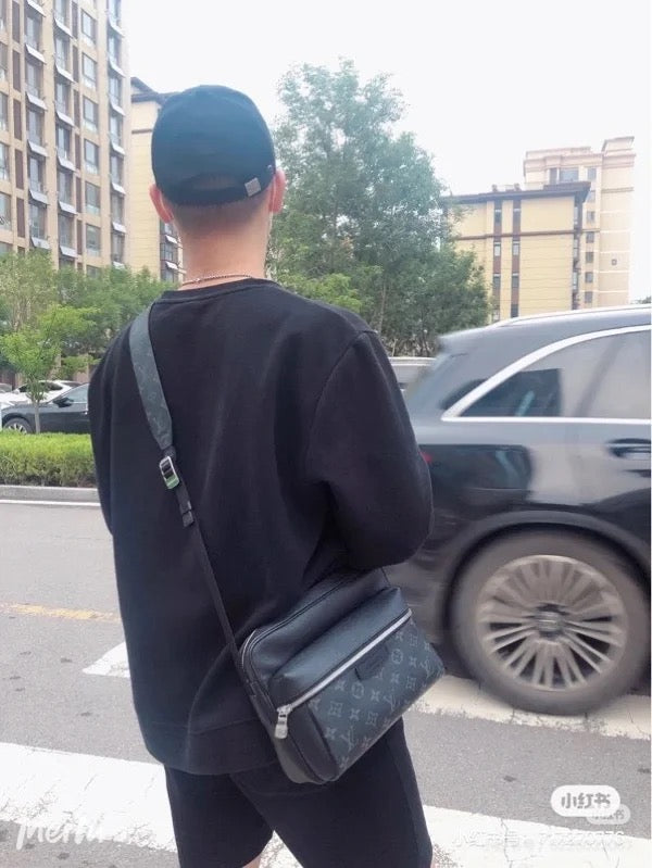 louis Outdoor Messenge