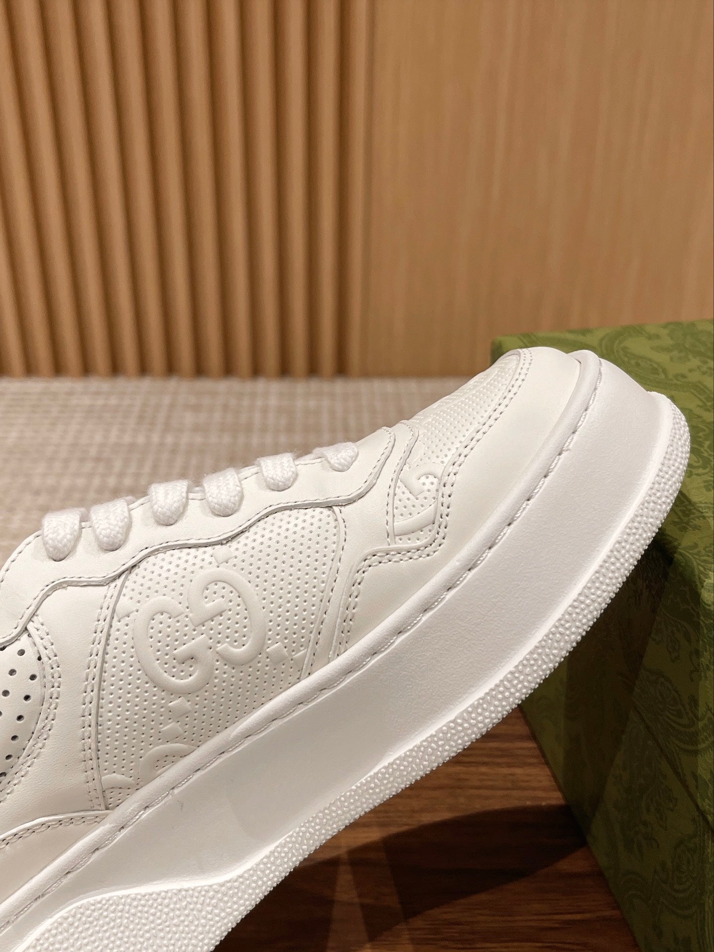 Couple's 𝐂𝐡𝐮𝐧𝐤𝐲  latest biscuit shoes