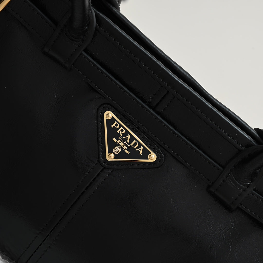 Pra LuxSoft Medium leather handbag