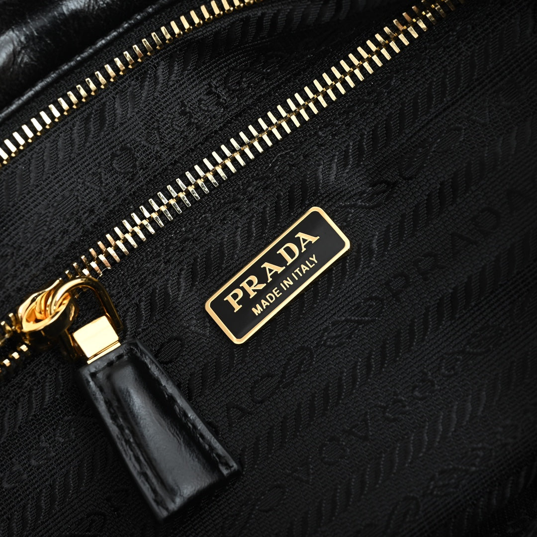 Pra LuxSoft Medium leather handbag