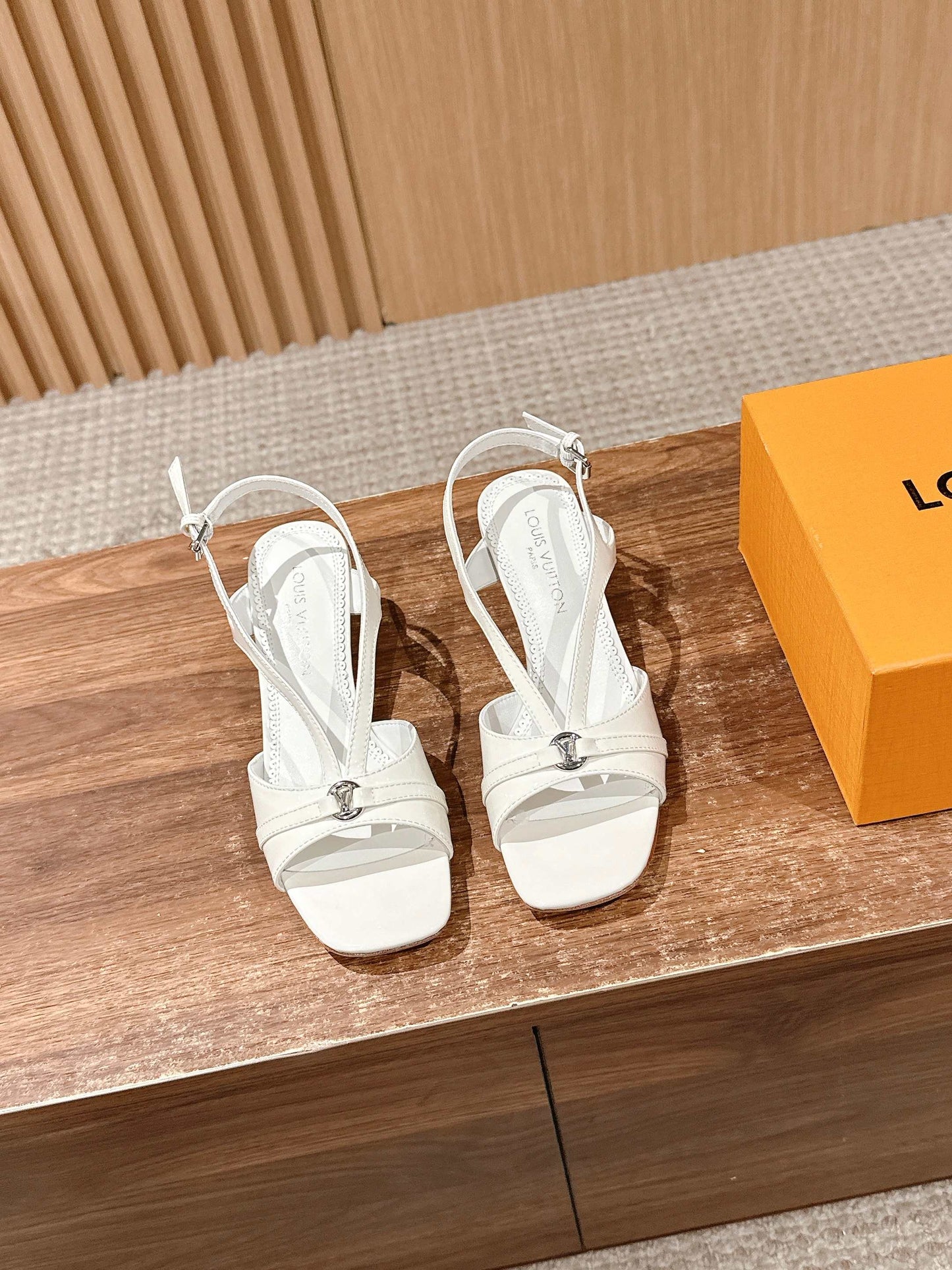 𝐋𝐎𝐔𝐈𝐒*New square buckle