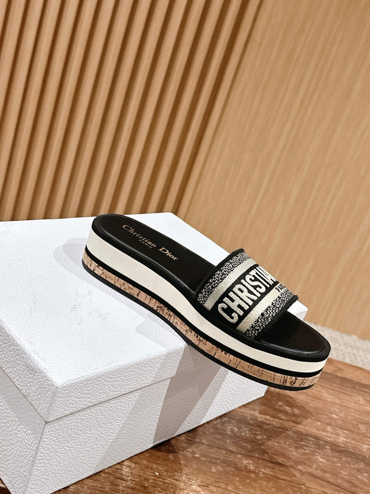 D*New thick-soled slippers