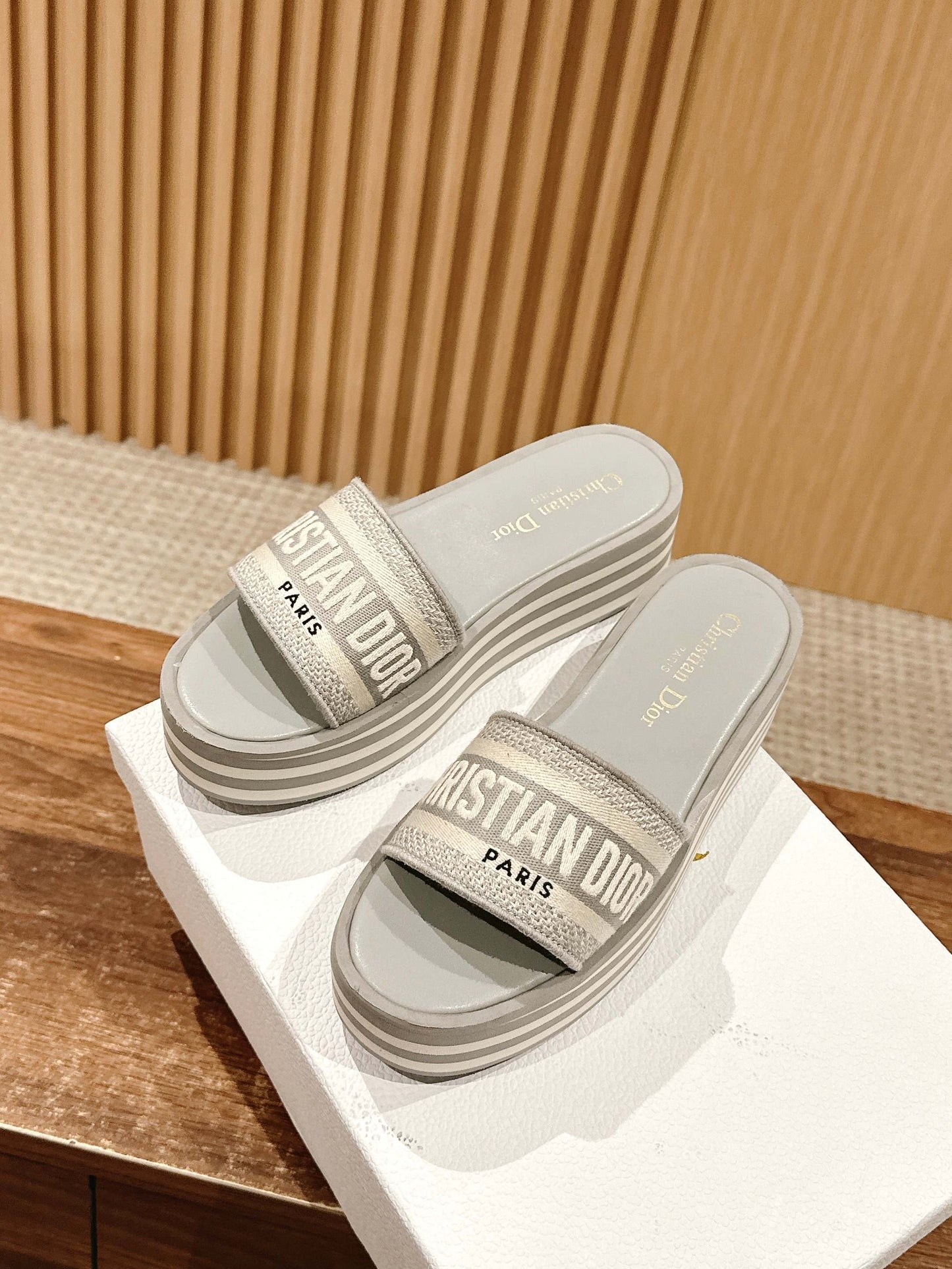 D*New thick-soled slippers