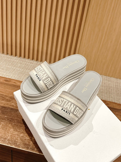 D*New thick-soled slippers