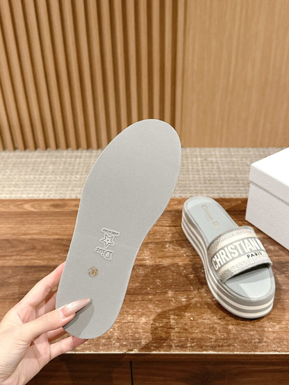 D*New thick-soled slippers