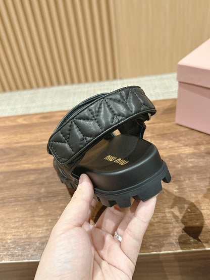 𝐌𝐈*𝐌𝐈* New sandals