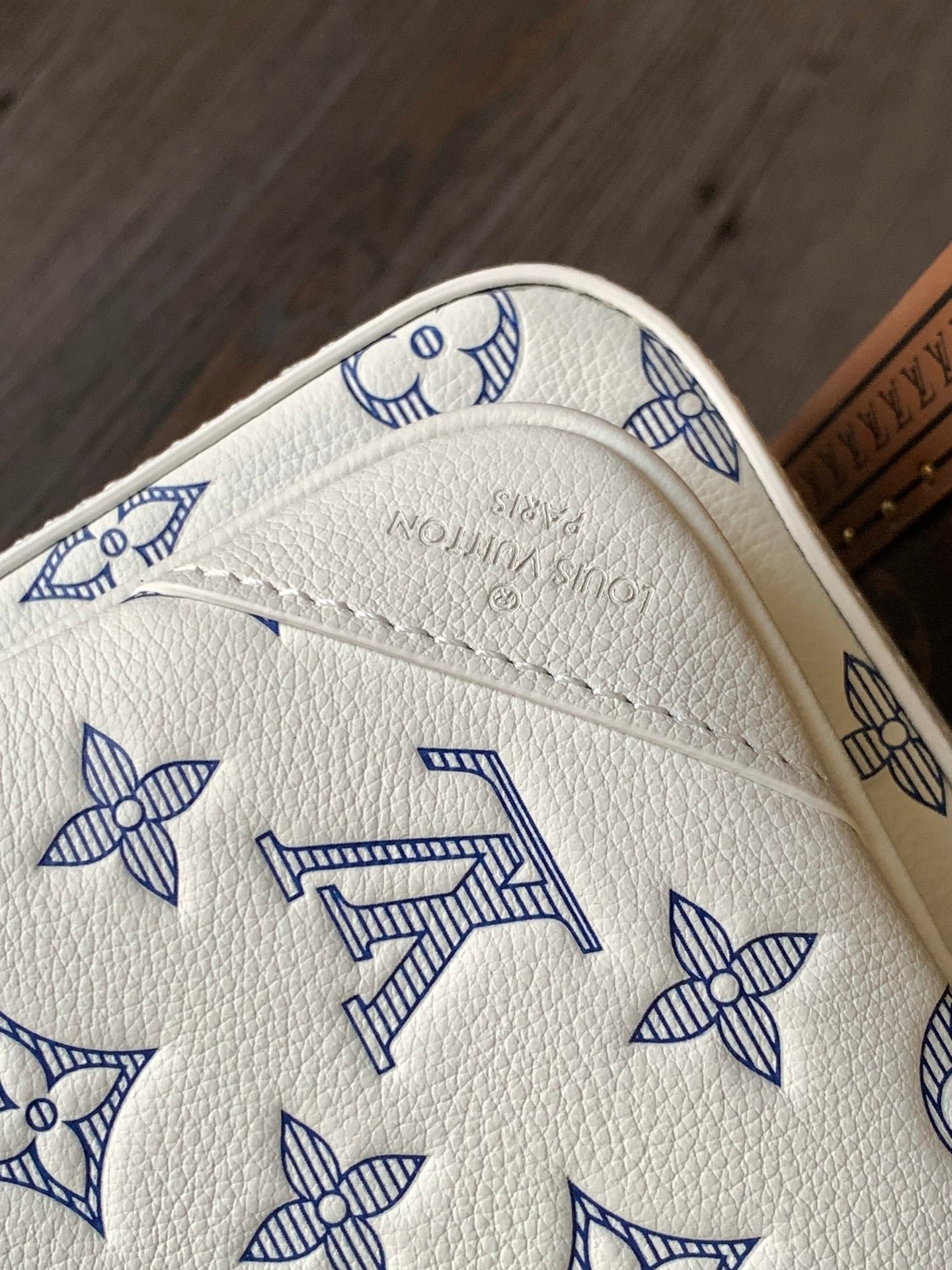 Louis* messenger bag