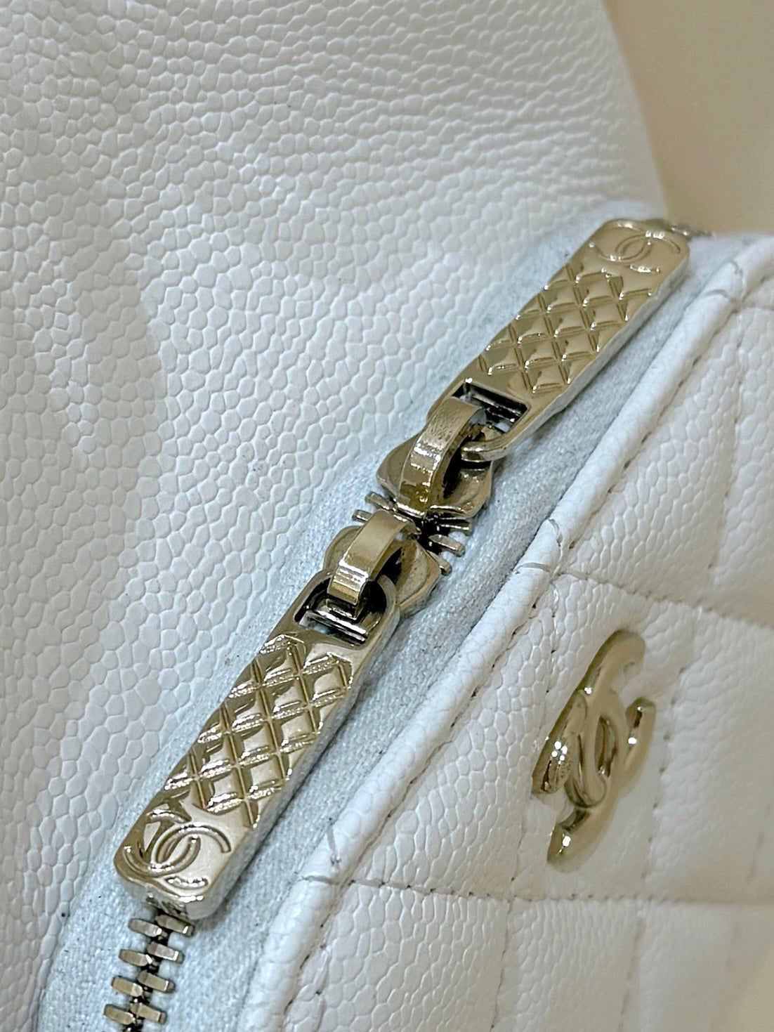 New CHANmini hand-held bucket bag