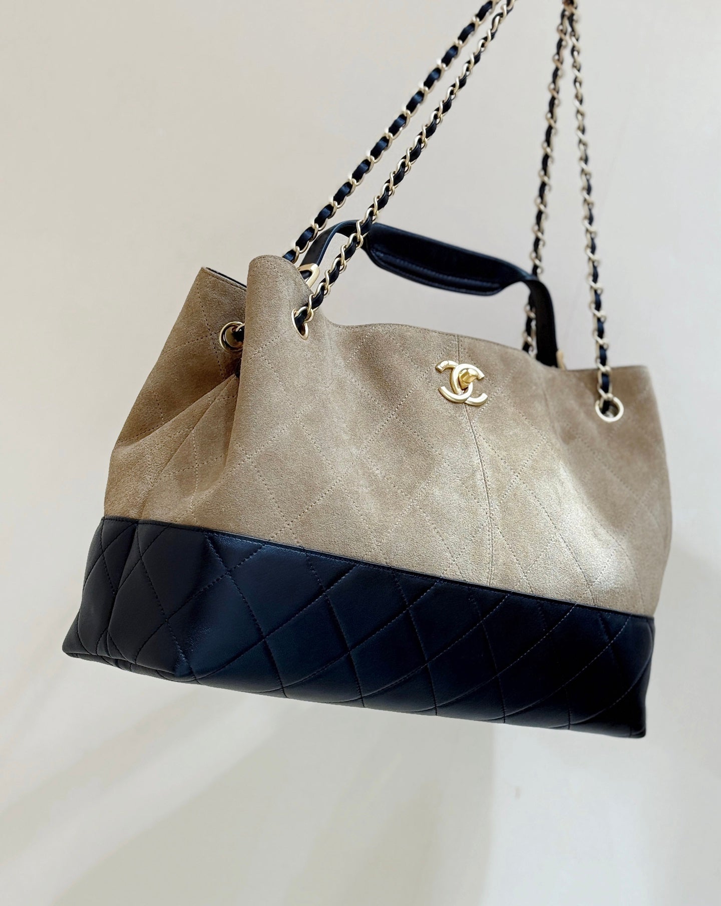 New CHAN Antelope leather color matching vertical Hobo bag