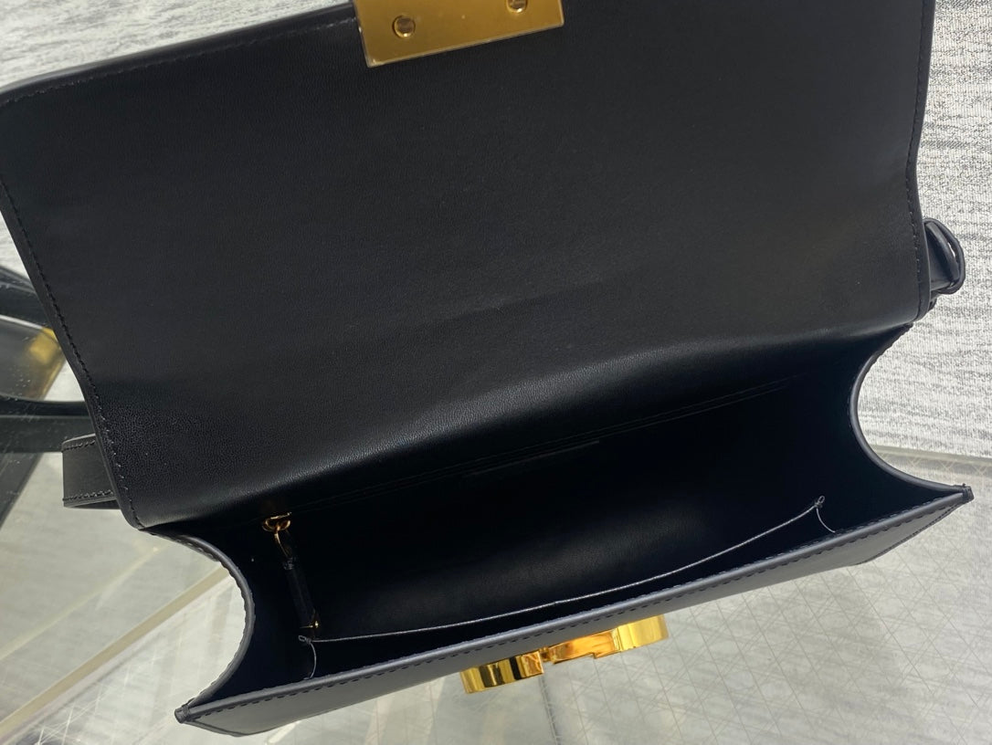 CD new product; Montaigne bag