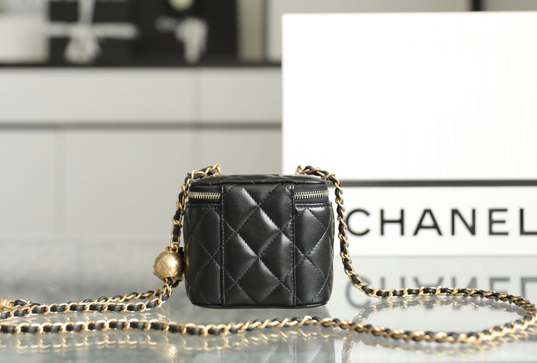 Chan New 23s Chain cosmetic bag