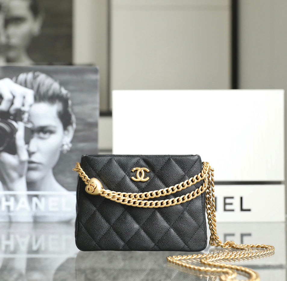 Chan New 23p Heart-shaped HoBo bag