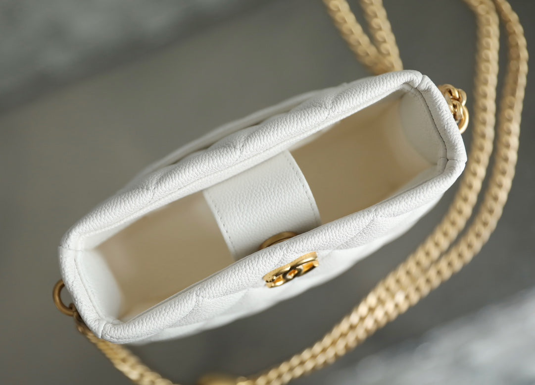 Chan New 23p Heart-shaped HoBo bag