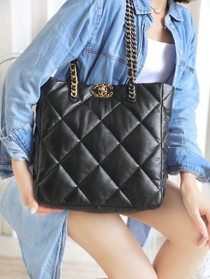 Chan New 22b shopping bag