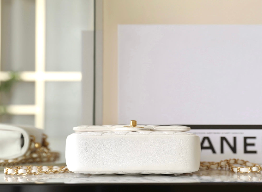 Chan New 24p Pearl chain flap bag