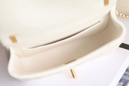 Chan New 24p Pearl chain flap bag