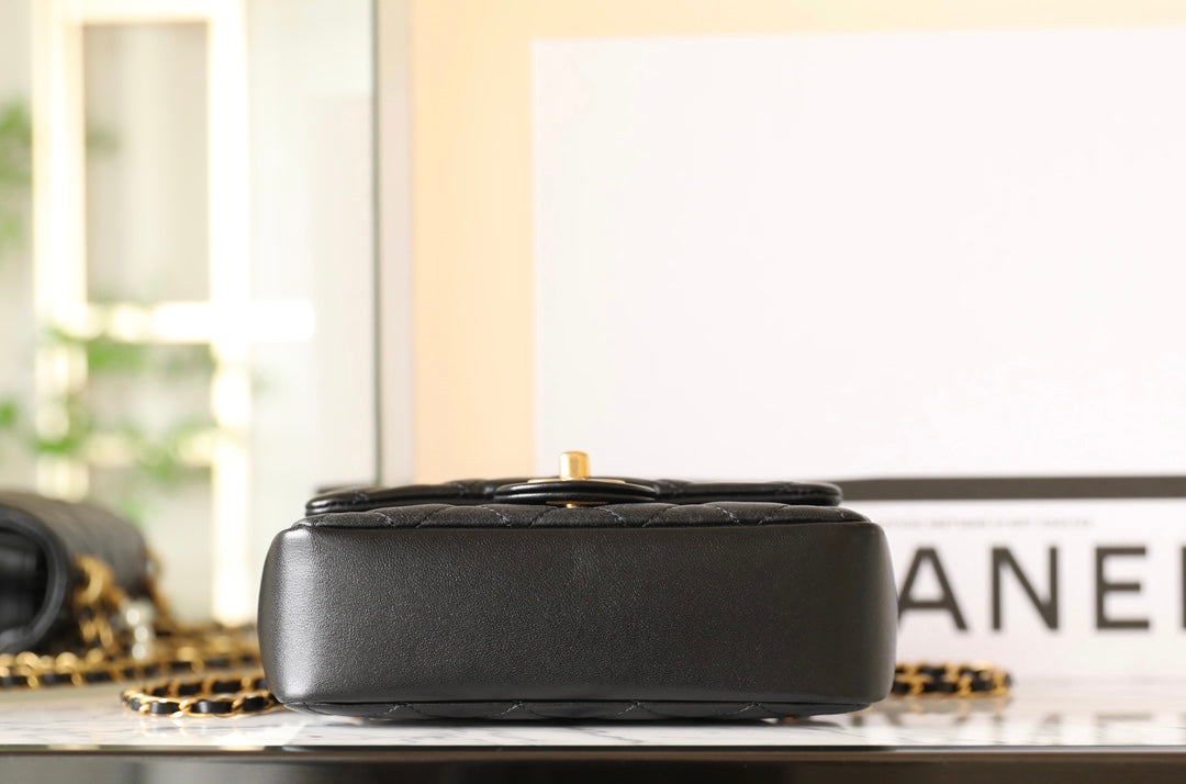 Chan New 24p Pearl chain flap bag