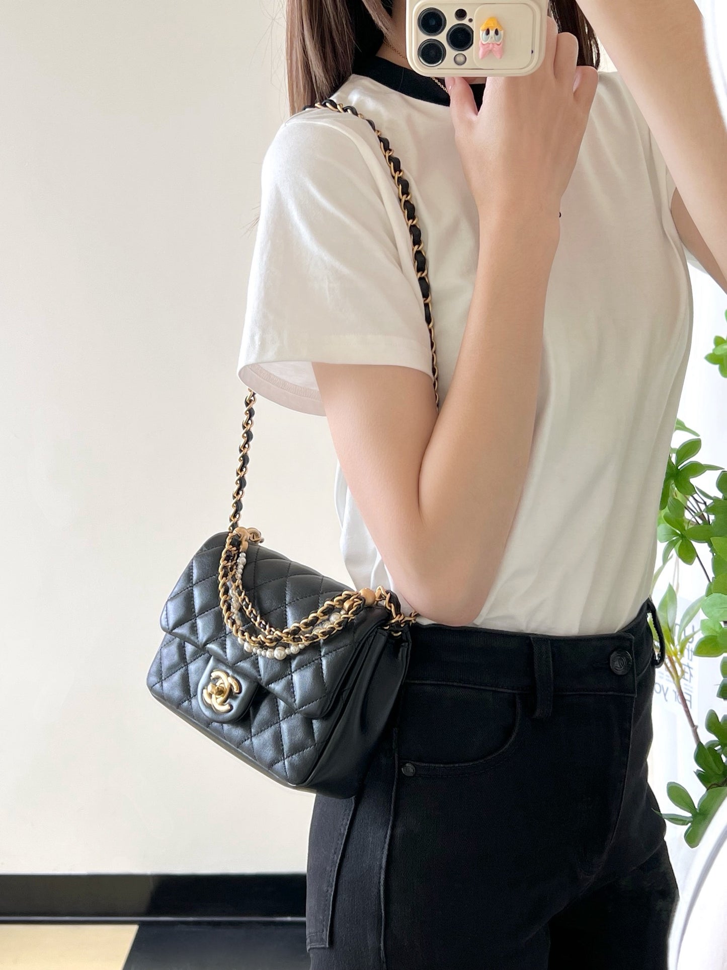 Chan New 24p Pearl chain flap bag